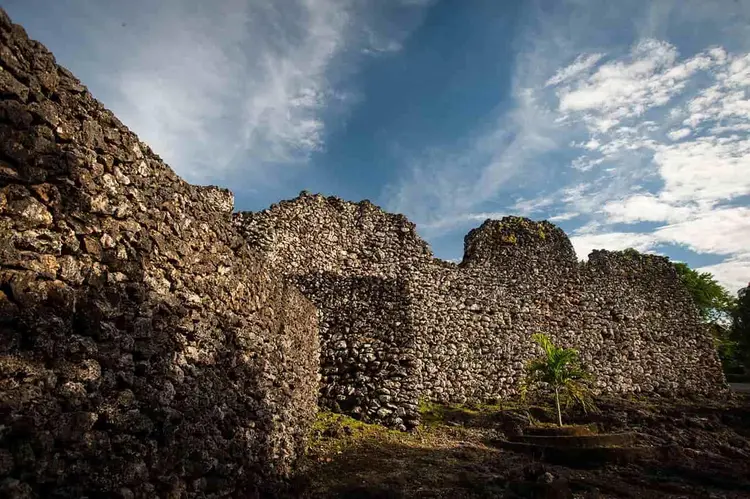 kemegahan Benteng keraton Buton dibawah langit Biru