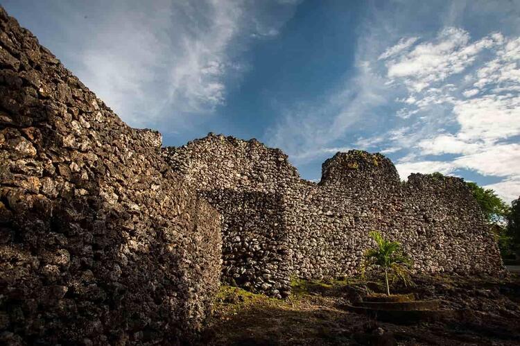 kemegahan Benteng keraton Buton dibawah langit Biru
