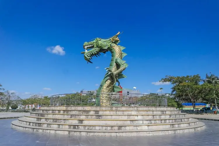 Patung Naga di Pantai Kamali sebagai Ikon Pulau Buton