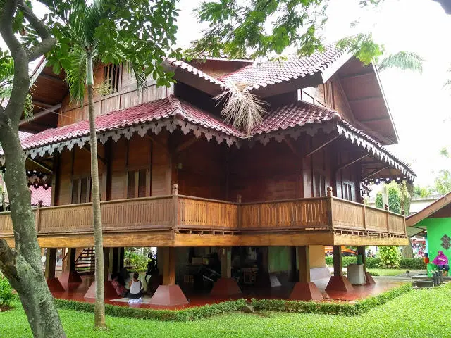 Rumah adat suku  Buton Wolio