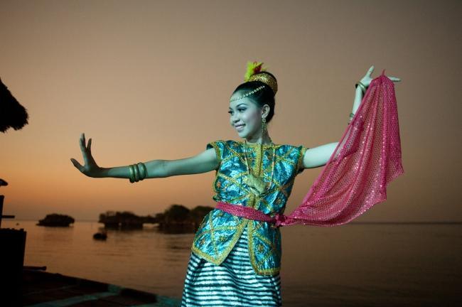 Tarian tradisional dan baju adat suku Buton Wolio
